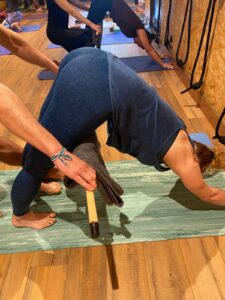 Posture assistée pendant un atelier de fondations du yoga au studio Nataraja à Bordeaux