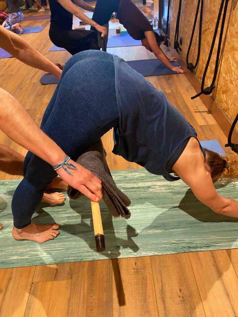 Posture assistée pendant un atelier de fondations du yoga au studio Nataraja à Bordeaux