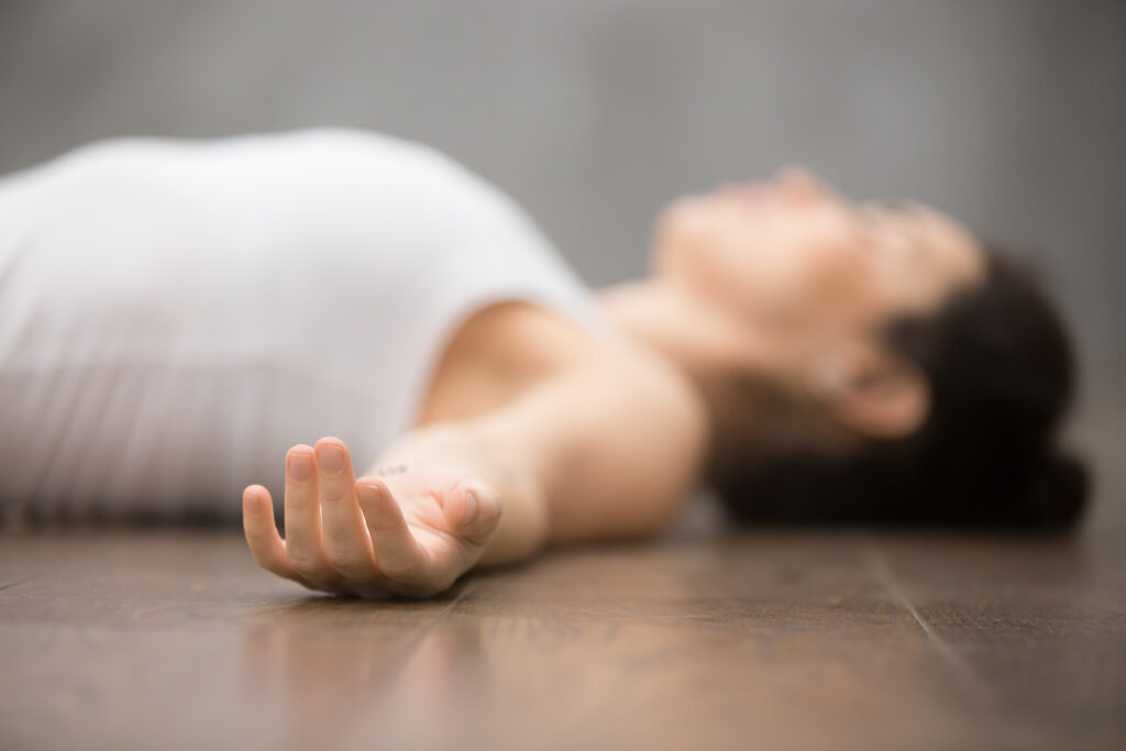 yoga Nidra Posture allongée en relaxation guidée