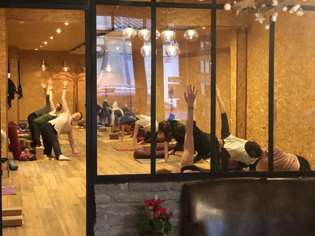 Cours de yoga collectif pour débutants au studio Nataraja yoga à Bordeaux.