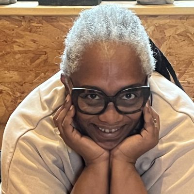 Geraldine professeure de yoga chez Nataraja